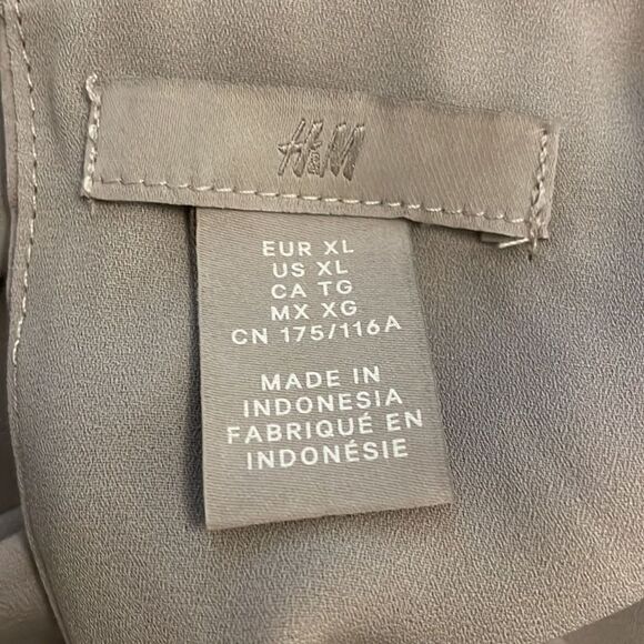 H&M Gray Satin Sleeveless Blouse Womens Size Extra Large XL Flowy Minimalist - Picture 2 of 10